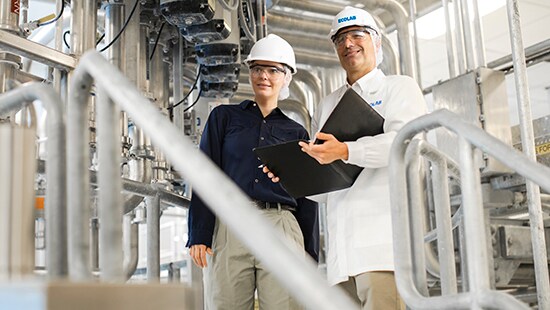 Ecolab Life Science Expert with manufacturing plant personnel