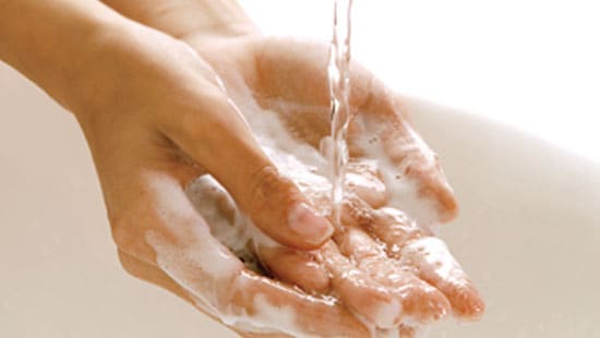 Une personne se lavant les mains nous montre les bonnes pratiques d'hygiène personnelle des mains