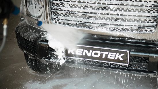 L’avant d'une voiture Kenotek pulvérisé manuellement avec des produits de nettoyage Kenotek.